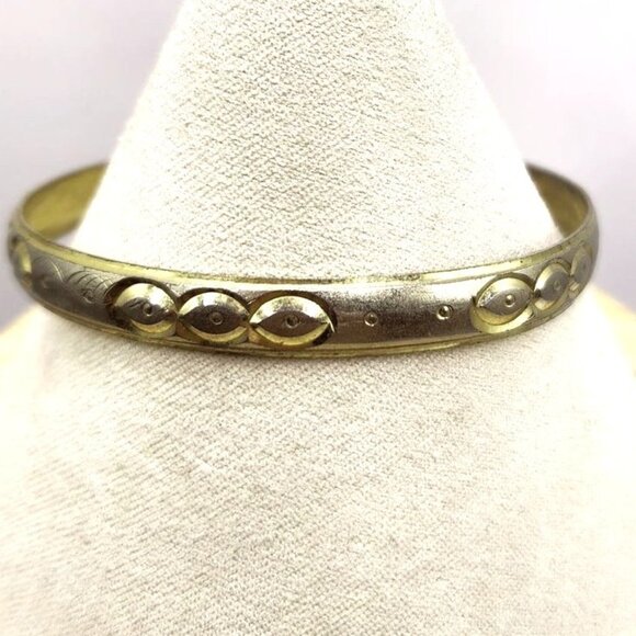 Vintage Gold Tone Etched Oval Design Bangle Bracelet - Picture 1 of 5